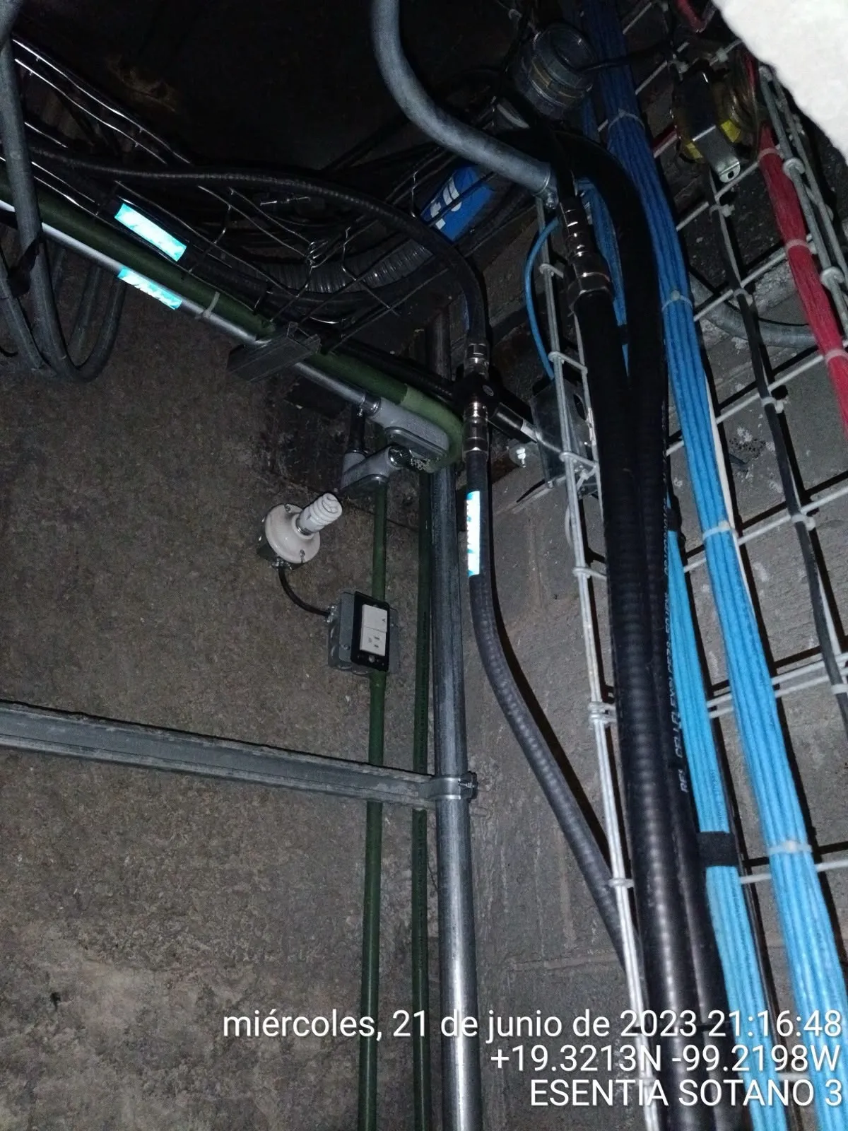Técnico realizando mantenimiento preventivo en tablero eléctrico de distribución