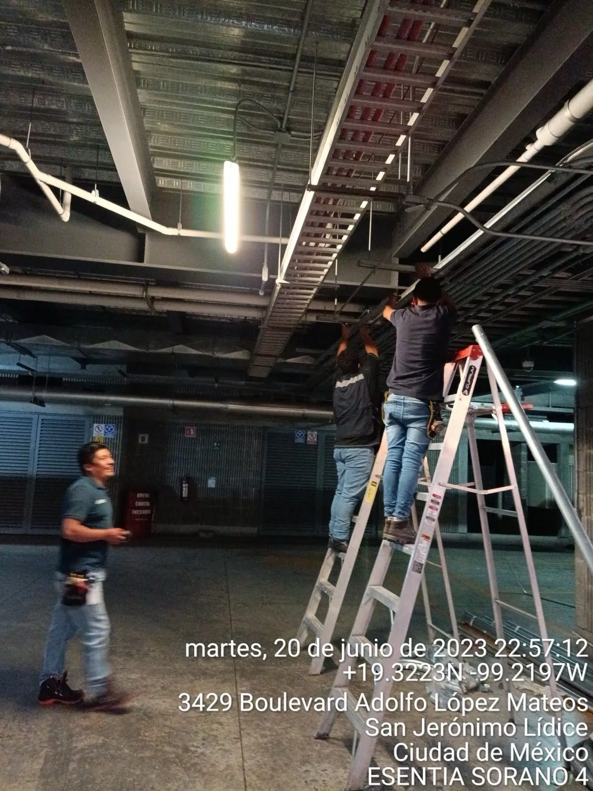Instalación de tubería conduit adosada a pared en área de sótano