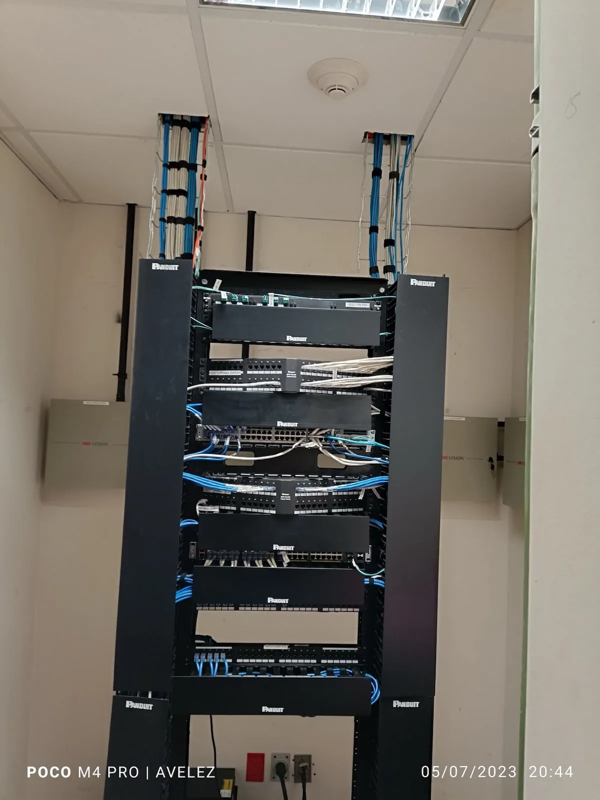 Detalle de etiquetado y marcaje normado en líneas de red e infraestructura