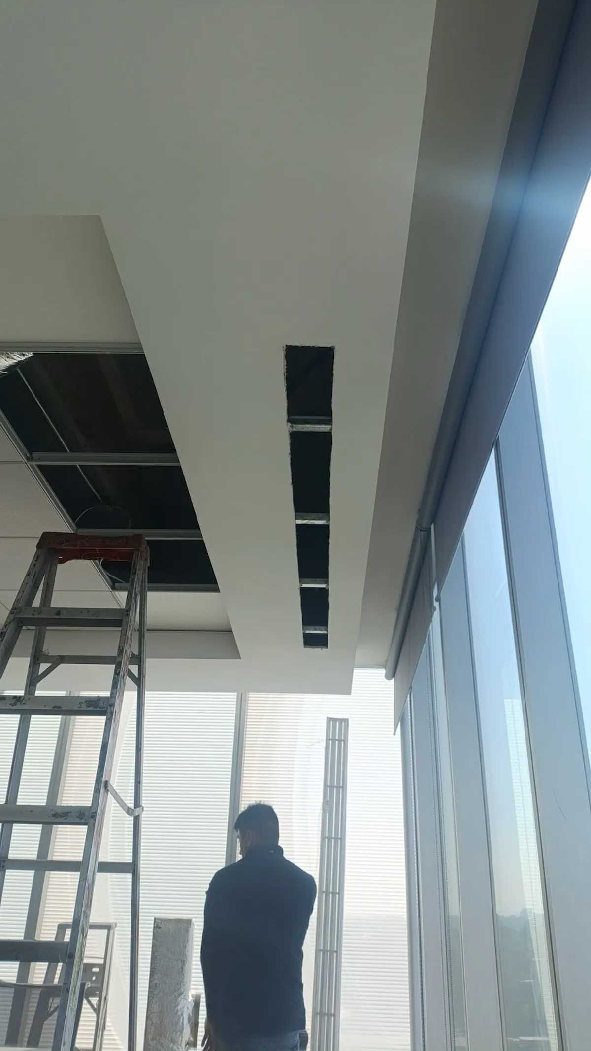 Apertura y preparación de plafón para instalación de rejillas y cableado