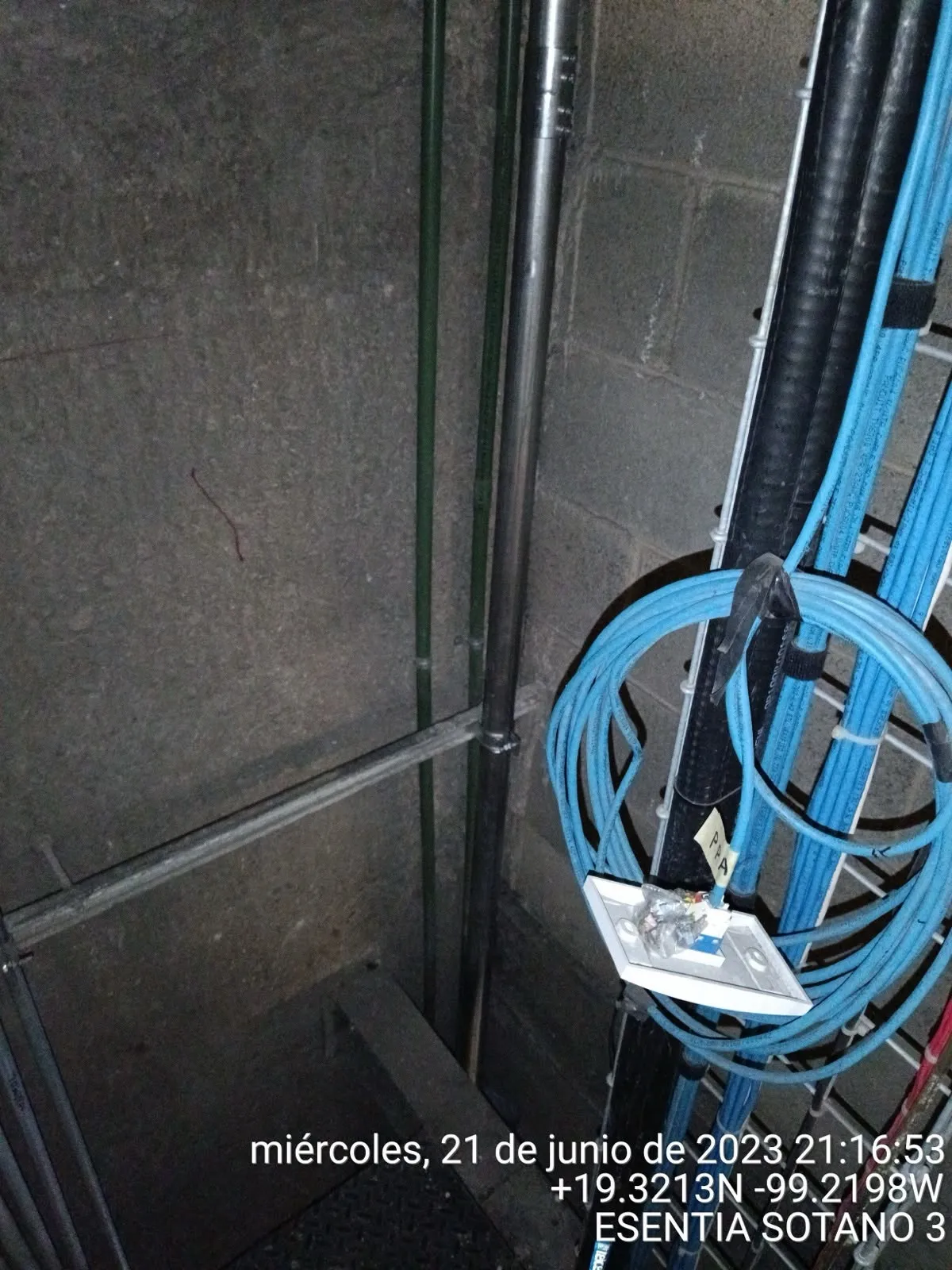 Técnico realizando prueba de certificación e impedancia en nodos de red