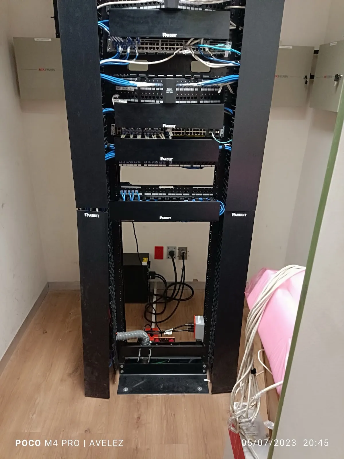 Mazo organizado de cables UTP Categoría 6 peinados para parcheo